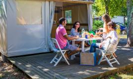 Famille sur la terrasse Mobil home du camping Les Embruns