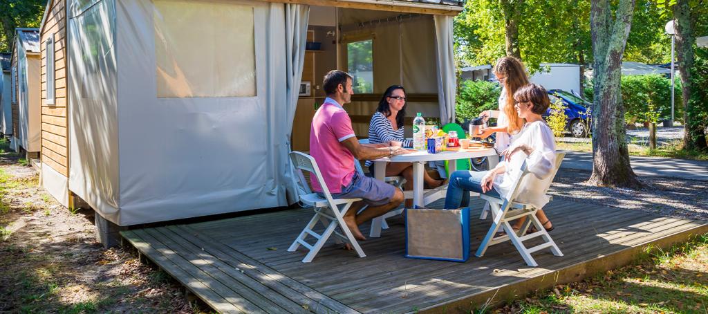 Famille sur la terrasse Mobil home du camping Les Embruns